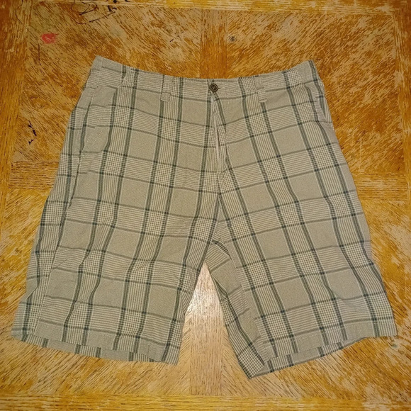 Oakley Men’s Shorts Size 38 Plaid Beige RN#96548. Gently used in good condition - Picture 1 of 5